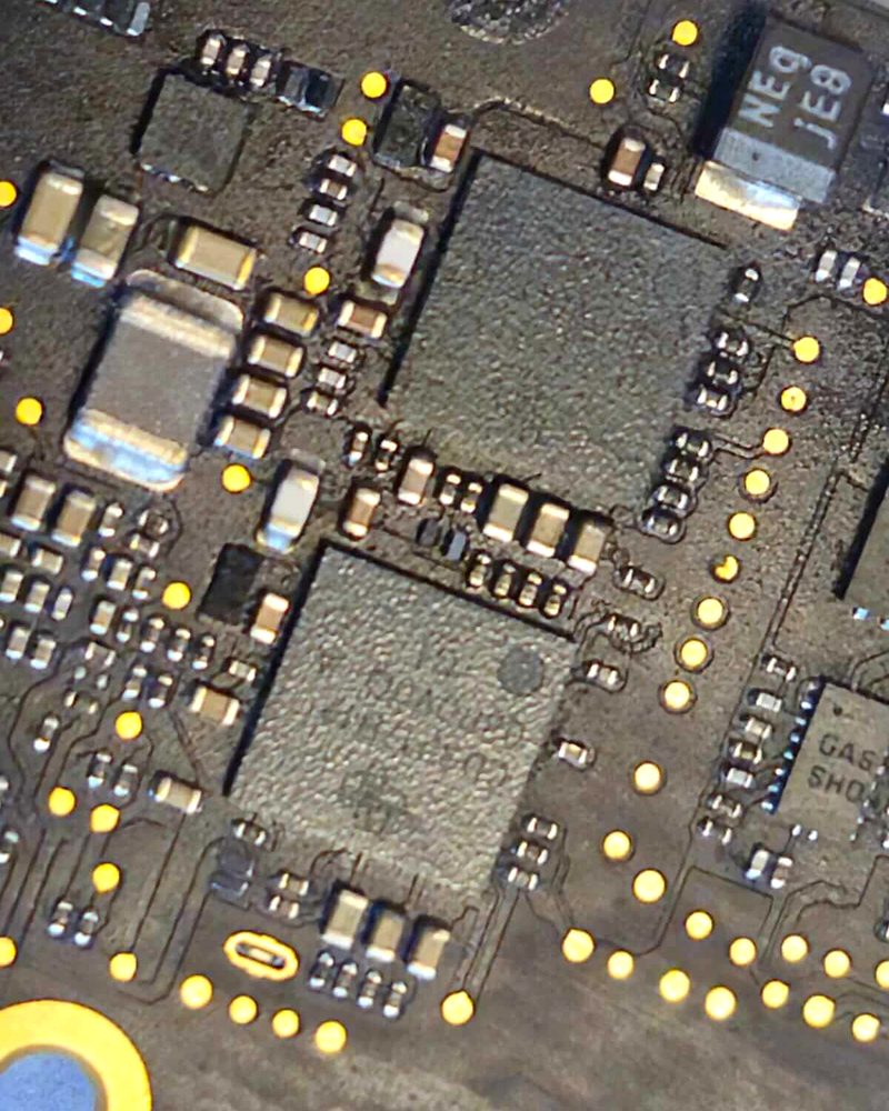 Detaliu macro placă de bază MacBook - reparații board-level BrontoByte